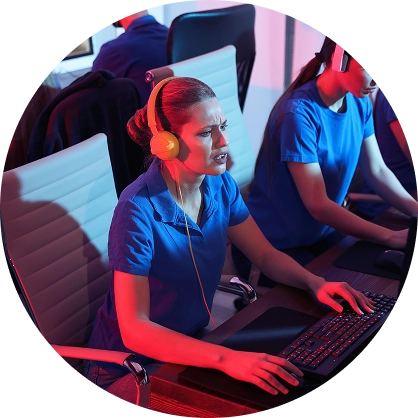 Squadra di eSport specializzata che gioca a titoli multiplayer online su PC da gaming da tavolo, comunicando e gareggiando insieme all’interno di un club di gaming professionale.